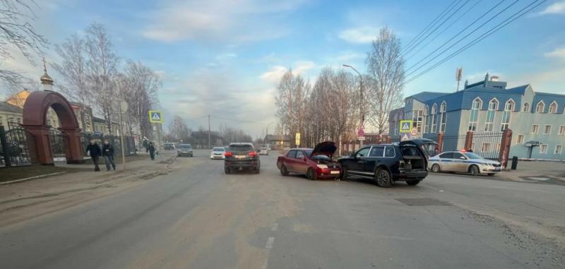 В Сыктывкаре водитель без прав на Touareg пошел на обгон и протаранил встречный Fiat