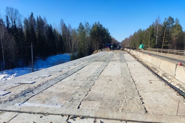 В Корткеросском районе продолжаются работы по ремонту моста через реку Чортас