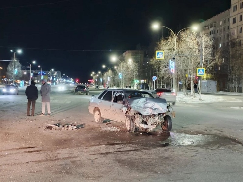 В Усинске ВАЗ и Porsche не поделили дорогу - пострадал ребенок 