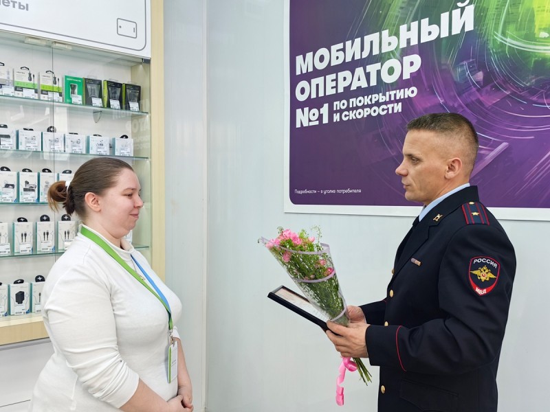 Полицейские Воркуты поблагодарили сотрудницу салона связи за помощь в предотвращении мошенничества