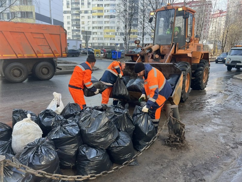 С улиц Сыктывкара за выходные вывезли 82 тонны мусора