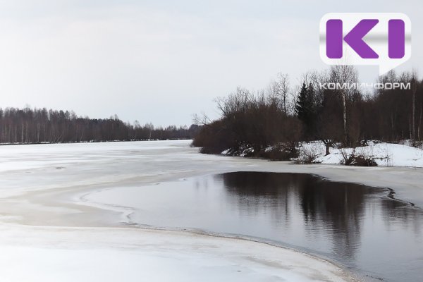 В Инте спасатели эвакуировали четверых рыбаков, застрявших на реке 