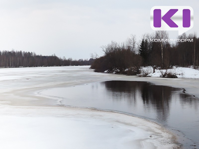 В Инте спасатели эвакуировали четверых рыбаков, застрявших на реке 