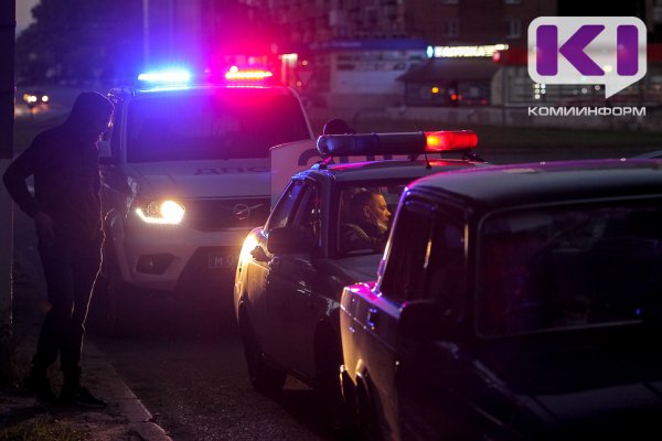 В Сыктывкаре пьяный водитель встретился с тракторным ковшом, ВАЗом и припарковался в кювете 