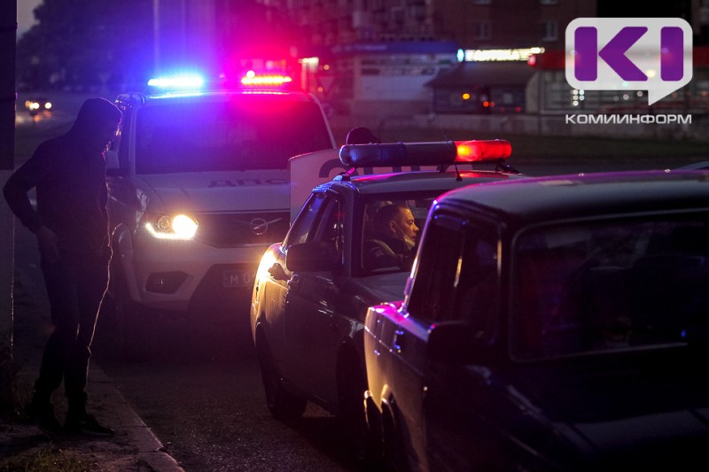 В Сыктывкаре пьяный водитель встретился с тракторным ковшом, ВАЗом и припарковался в кювете 