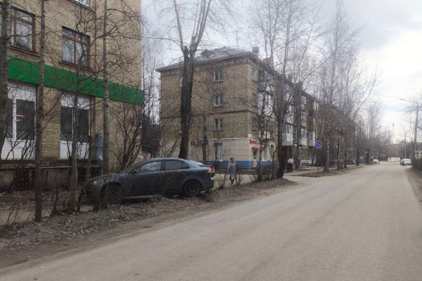 В Ухте водитель выехал на тротуар и оказался в спецприемнике 