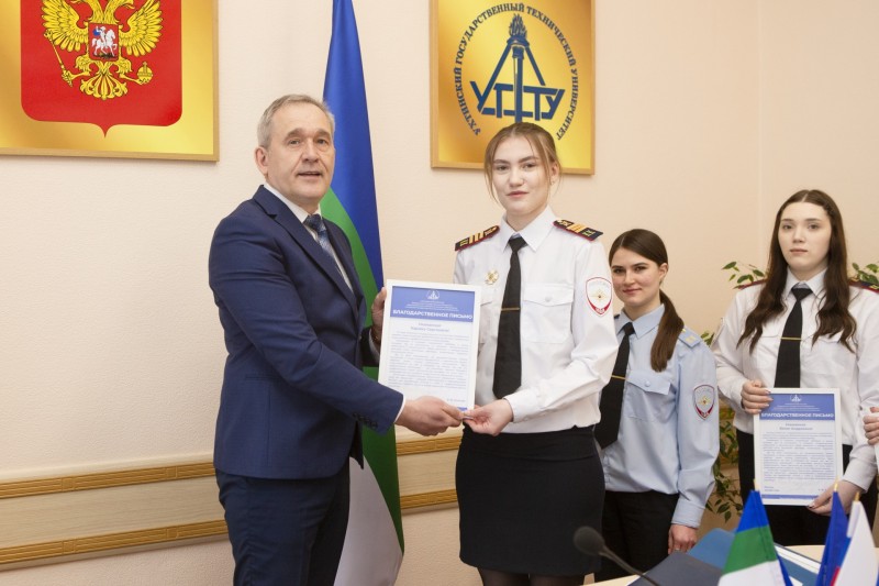 Ректор УГТУ лично поблагодарил студенток, оказавших помощь до приезда скорой