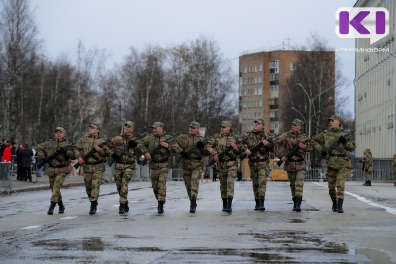 Шинели в стилистике Великой Отечественной, раскатистое "Ура" и чеканный шаг: в Сыктывкаре прошла четвертая репетиция Парада Победы