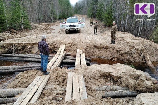 Пожилые люди застряли на размытой дороге в Прилузье 
