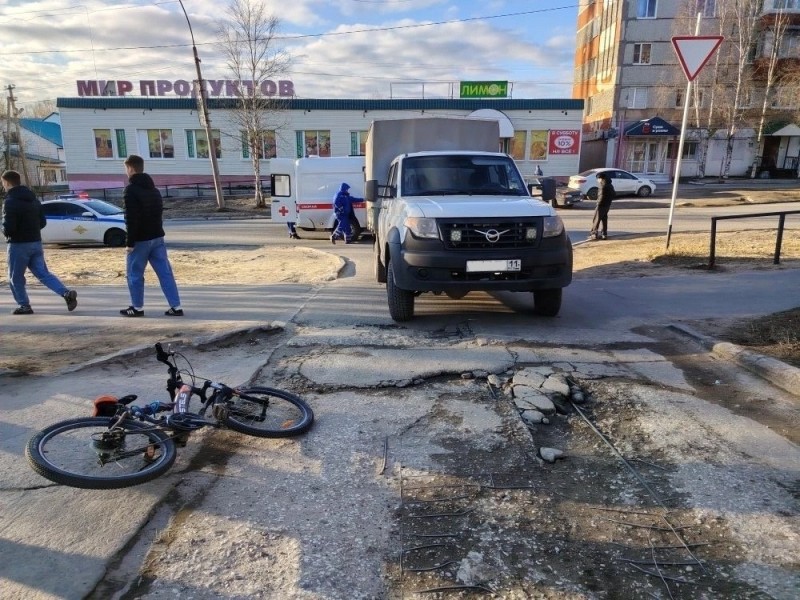 В Усинске во дворе дома ребенок-велосипедист попал под машину 