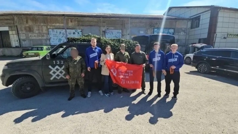 Активисты "Единой России" поздравили с Днем Победы участников специальной военной операции