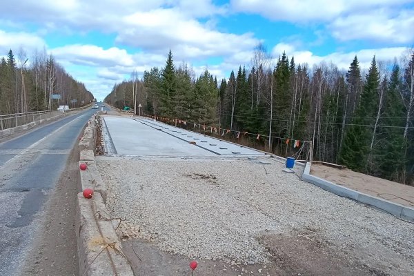 На мосту через реку Чортас в Корткеросском районе полным ходом идут ремонтные работы

