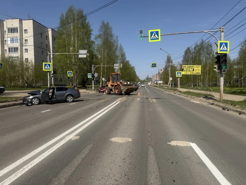 В Сыктывкаре тракторист подрезал Skoda Octavia, водитель и пассажир иномарки получили травмы