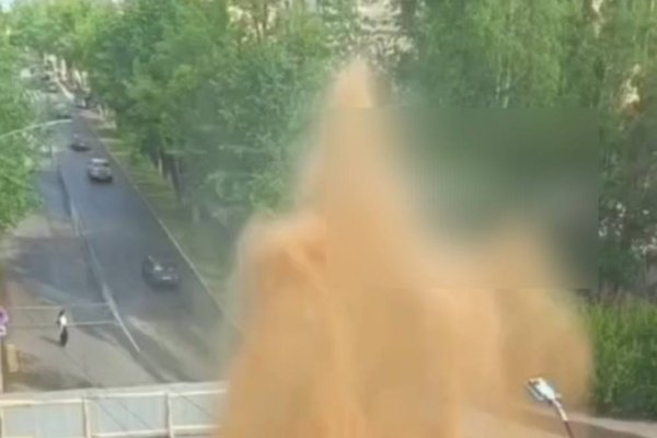 В Сыктывкаре из-под земли забил большой фонтан в результате повреждения водопровода