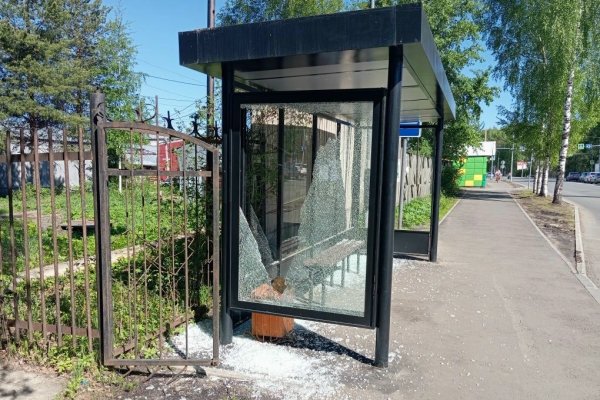 Вандалы повредили остановку на Октябрьском проспекте в Сыктывкаре