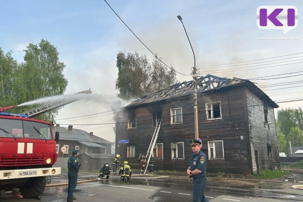 В Сыктывкаре на улице Кирова горит нежилой двухэтажный дом