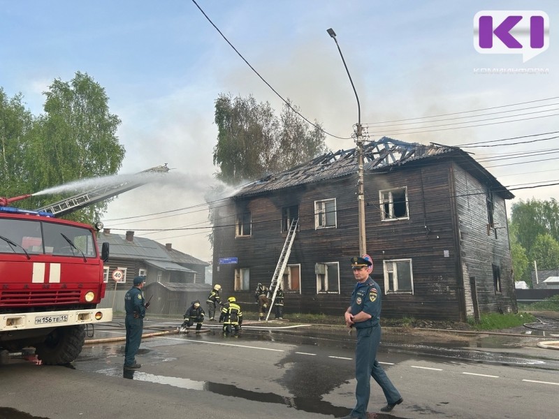 В Сыктывкаре на улице Кирова горит нежилой двухэтажный дом