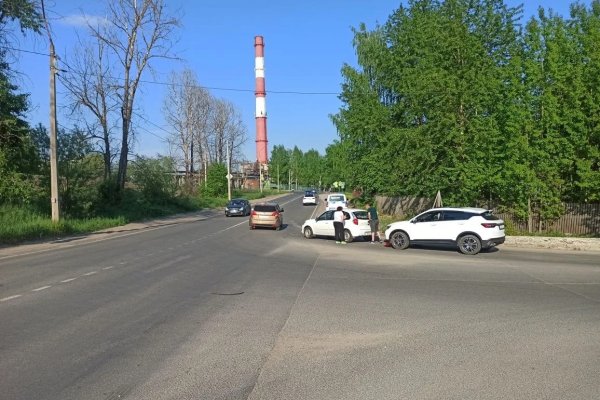 На перекрестке Старовского - Элеваторной в Сыктывкаре столкнулись Geely и Datsun