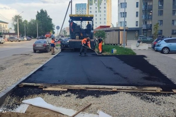 На Тентюковской в Сыктывкаре дорожники приступили к асфальтированию тротуаров