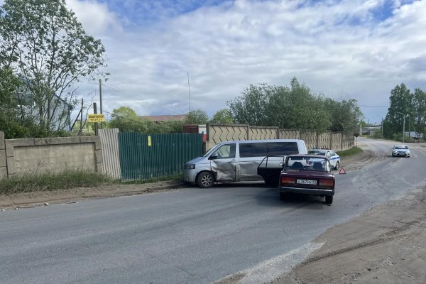 В Сыктывкаре водитель микроавтобуса не уступил дорогу ВАЗу, пострадал водитель легковушки