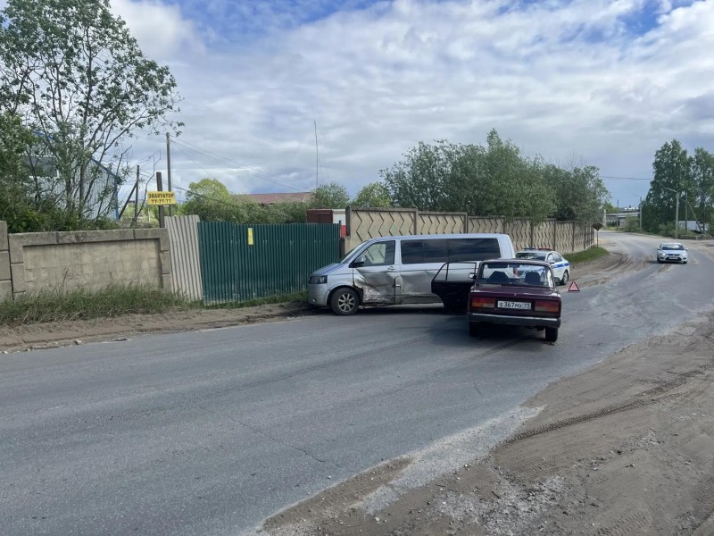 В Сыктывкаре водитель микроавтобуса не уступил дорогу ВАЗу, пострадал водитель легковушки